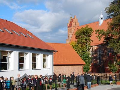 Rozpoczęcie uroczystości przed budynkiem szkoły