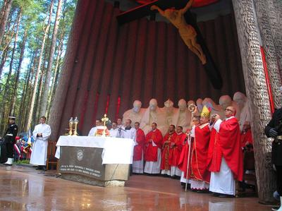 Kaplica w lasach piaśnickich.