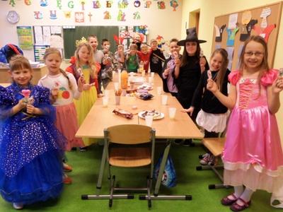 Klasa II przy wspólnym stole, z walentynkowymi serduszkami.